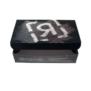 Embalagem personalizada para delivery, destacando resistência e segurança.