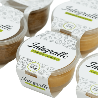 Cinta personalizada com laminação destacando o design da arte em pote de 350ml para delivery.