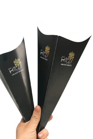 Cone médio para fritas com suporte de molho, apresentando design personalizado atrativo para lanchonetes.
