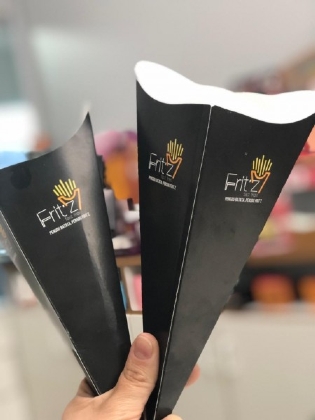 Visão lateral do cone personalizado para porções, destacando a estrutura e funcionalidade para fritas e salgados.