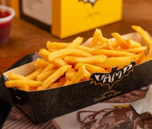 Embalagem bandeja multiuso personalizada com dimensões de 18 x 5,5 x 5,3 cm, ideal para batatas fritas em lanchonetes, com impressão externa que reflete a identidade da marca.