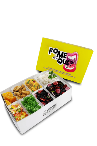 Embalagem Feijoada plastificada em uso, mostrando os 8 compartimentos organizados.