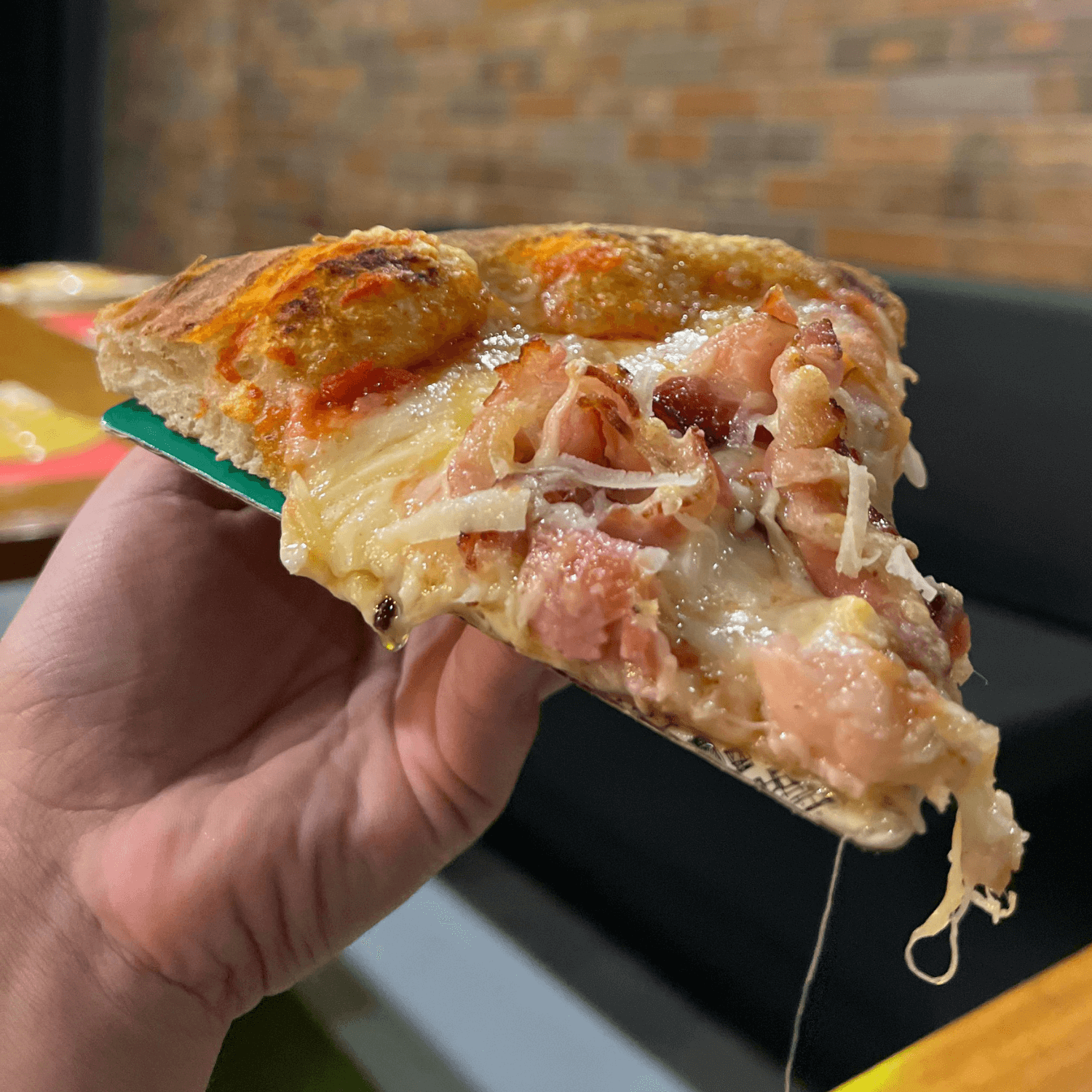 Embalagem "Pega Pizza" personalizada, dimensões 14,5 x 18,5 cm, prática para eventos e delivery, mantém as mãos limpas e promove a marca.
