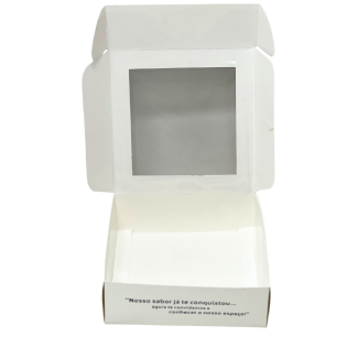 Visão frontal da embalagem aberta personalizada com visor para doces árabes ou bolos pequenos.
