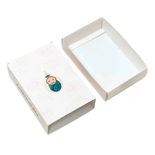 Embalagem gaveta personalizada aberta com tampa ilustrada e interior branco, perfeita para produtos artesanais e cosméticos.