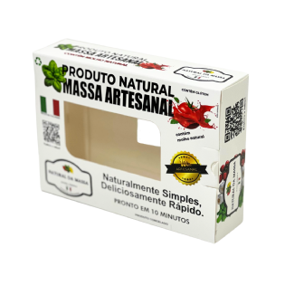 Caixa personalizada para massa artesanal da marca Natural da Massa, com visor vazado, selo 100% artesanal e layout gourmet. Ideal para produtos congelados com preparo rápido.