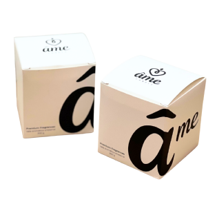 Embalagem para vela personalizada com impressão em preto sobre fundo claro e tipografia moderna.