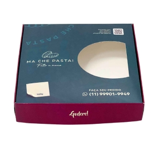 Embalagem personalizada para massas frescas Ma Che Pastai, com visor redondo em acetato e impressão personalizada.