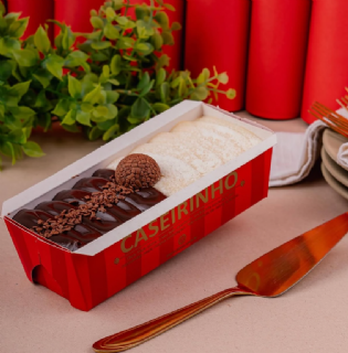 Forma forneável bolo inglês 390 g personalizada Caseirinho com bolo de chocolate e coco decorado