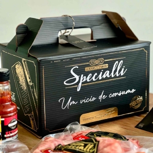 maleta premium personalizada utilizada como caixa para kit gourmet e charcutaria