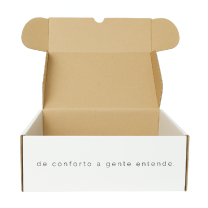 Vista tampa aberta da caixa empastada personalizada nas medidas 33x28x9 cm, pronta para envios