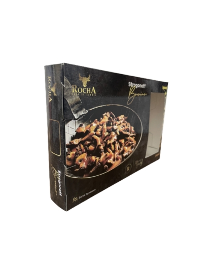 Embalagem personalizada Rocha Premium com estampa de strogonoff bovino e visor para exposição refrigerada.
