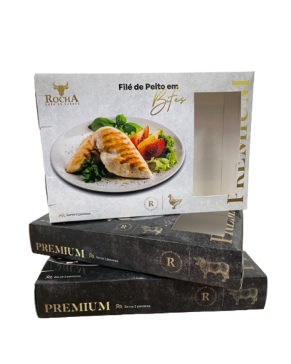 Embalagens personalizadas Rocha Premium para carnes e refeições refrigeradas com visor frontal.