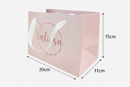Sacola personalizada de papel Offset 180g, 20x11x15 cm, com design específico e alças brancas, ideal para presentes e produtos elegantes.