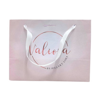 Sacola de papel Offset 180g personalizada, 20x11x15 cm, com estampa "Valiosa" by Hillary Lima, alças de tecido brancas.