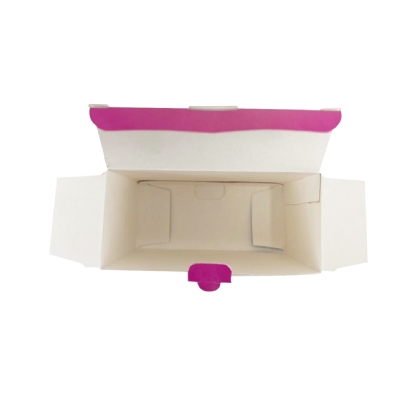 Alt: Parte interna da embalagem X-Burguer Calabresa da Cozinha do Bem, totalmente aberta e vazia