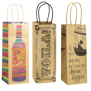 Três modelos de sacola kraft personalizadas com artes exclusivas para garrafas de bebidas.