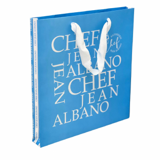 Sacola personalizada exposta como embalagem de doces, destacando seu design elegante.