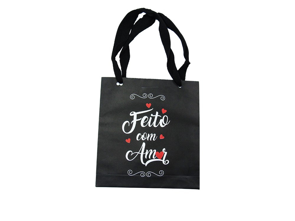 Sacola de presente preta com a frase "Feito com Amor" estampada, decorada com corações vermelhos e alça de tecido, medindo 17 x 4 x 17 cm. Ideal para presentes e ocasiões especiais.