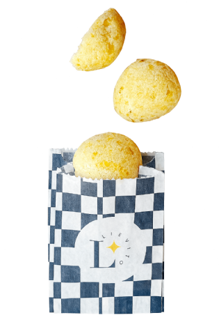 Saquinho personalizado com logotipo e design para embalar pães de queijo, tamanho ideal (10,5 x 5 x 17 cm) para lanches ou porções individuais.