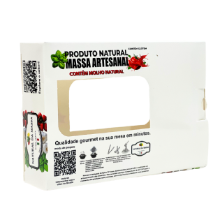 Embalagem personalizada com visor e instruções de preparo passo a passo para massas congeladas. Inclui QR code com vídeo explicativo e modo de conservação.