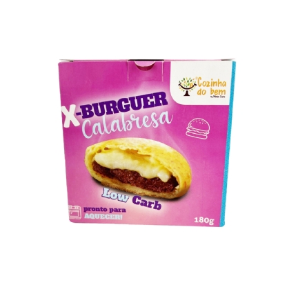 Frente da embalagem X-Burguer Calabresa Low Carb da marca Cozinha do Bem, com destaque para o produto recheado.