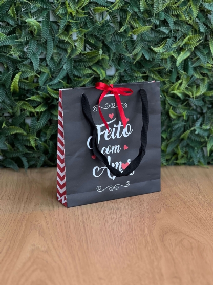 Sacola Offset (17 x 4 x 17 cm) c/ alça Feito com Amor - 50 unidades