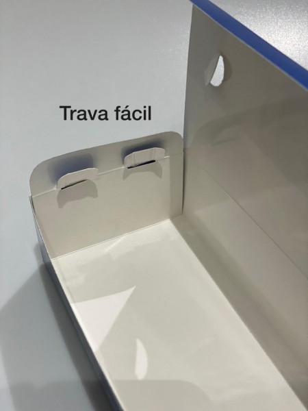 Embalagem aberta evidenciando a trava fácil para fechamento.